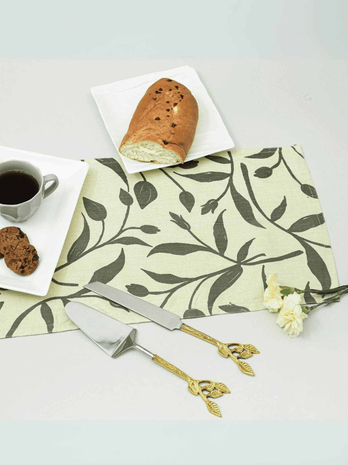 Cakes and Bakes Gift Hamper | Patram Cake Server