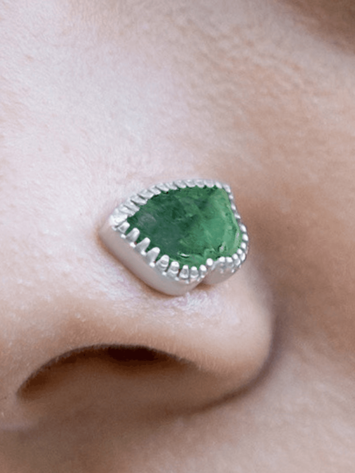 PICHWAI EMERALD LOTUS LEAF NOSE PIN PICHWAI EMERALD LOTUS LEAF NOSE PIN